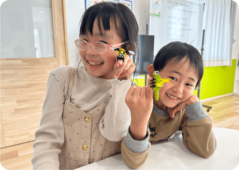 笑顔で授業をうける小学生