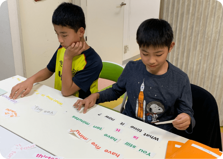 笑顔で授業をうける小学生