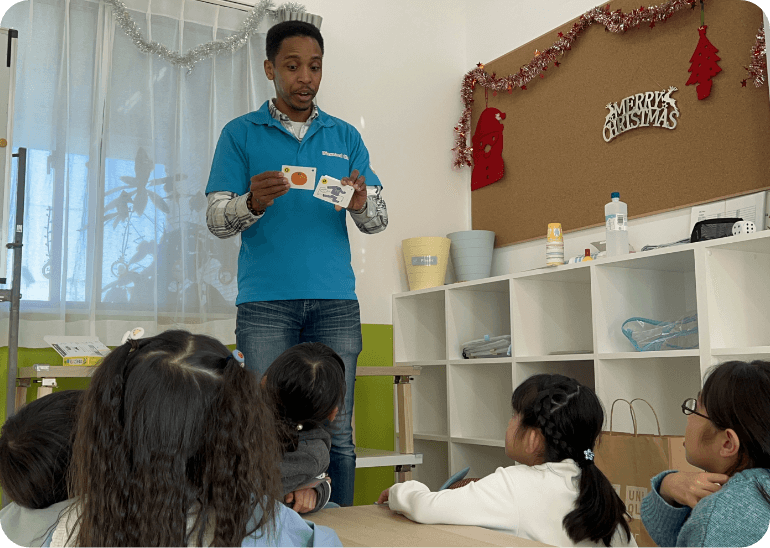 笑顔で授業をうける小学生